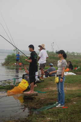 野河邊釣魚人絡繹不絕,每人能釣上百來條