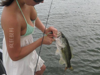 [美女愛(ài)釣魚]美女也來(lái)釣魚,內(nèi)急了怎么辦?